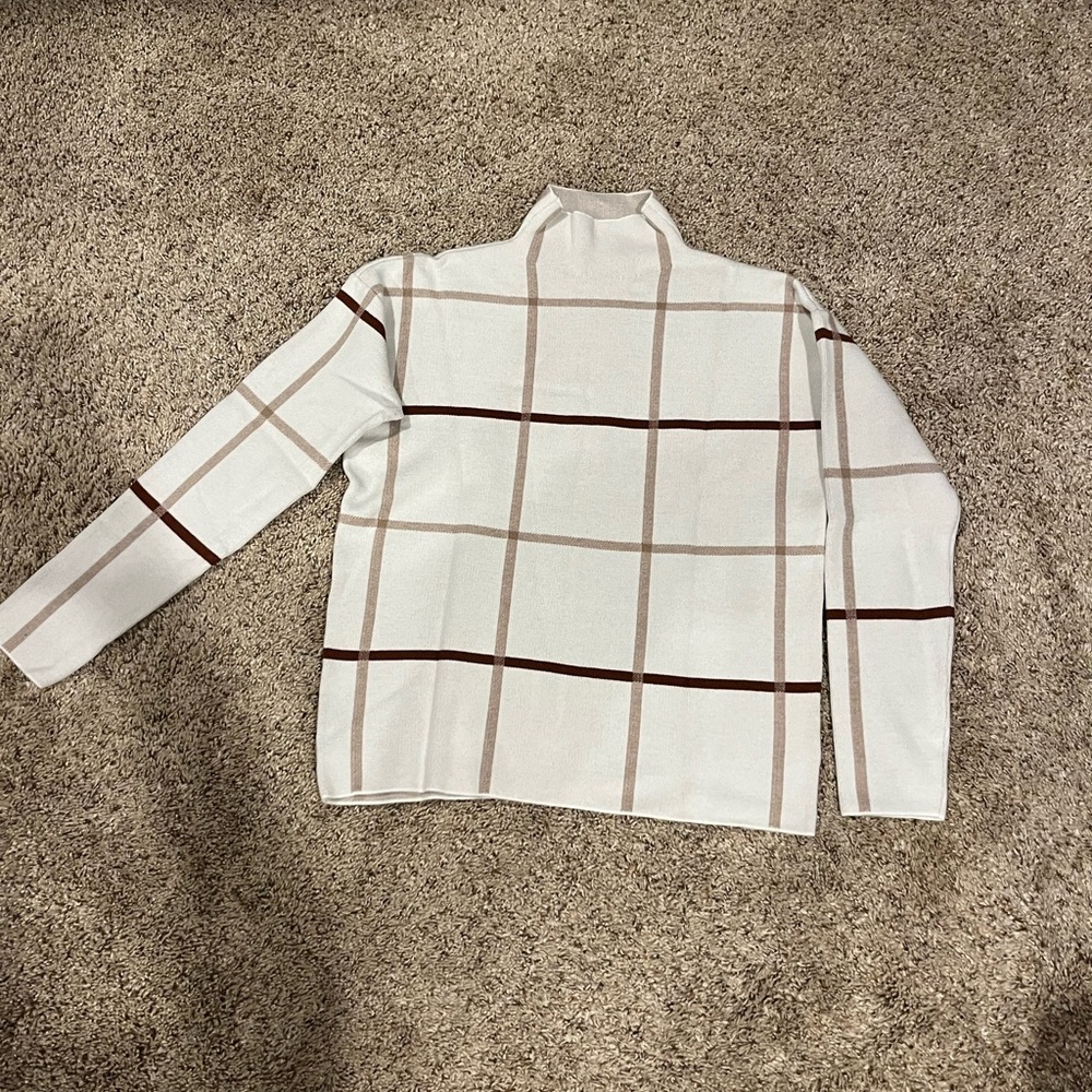 Tahari Women’s Cream and Brown Turtleneck Sweater